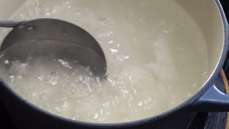 【夏季甜品】香港好味–楊枝甘露,2.西谷米下鍋後以中火煮約20-30分鐘左右,其間請持續攪拌,以防黏鍋底