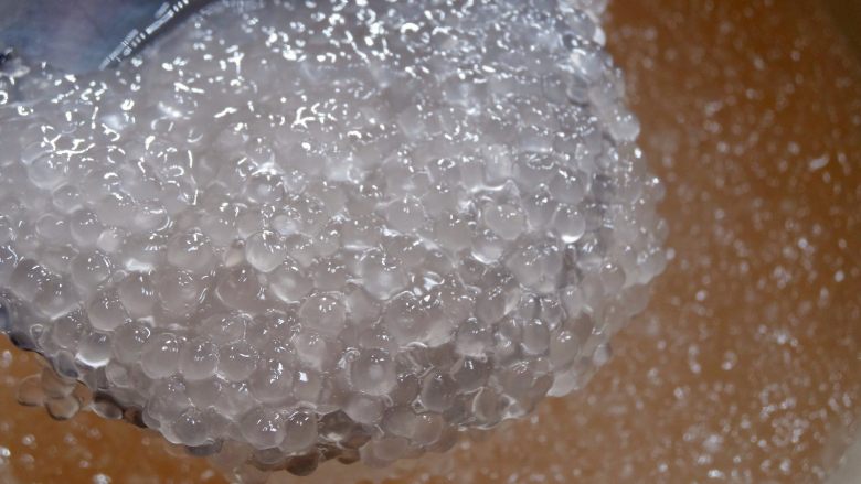 【夏季甜品】香港好味–楊枝甘露,6.請將煮好的西米露放到冰水中清洗(或是水龍頭下)洗淨後用撈網撈出《*此為重要步驟請勿省略》