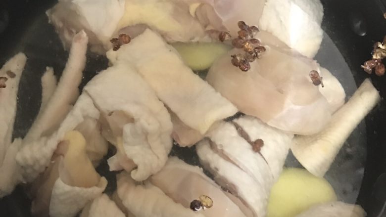 馋嘴川味口水鸡,2:锅里加冷水,加入姜片,花椒,料酒,桂皮和香叶,加盖煮开10分钟,关火再焖10分钟。一定要冷水下锅,这样的鸡肉煮出来嫩,肉不老;