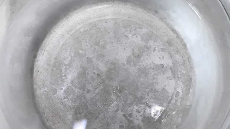 馋嘴川味口水鸡,
3:先准备一盆冰水,加入少许盐,待用;选择纯净水矿泉水或者凉白开,切记生水!