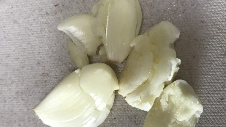 馋嘴川味口水鸡,准备适量蒜头,拍碎,切末