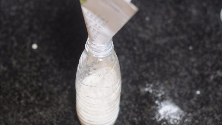 解救不会调面糊的你——懒人式煎饼,接着,在这个瓶子里面倒入一杯份量的<a style='color:red;display:inline-block;' href='/shicai/ 519'>面粉</a>,