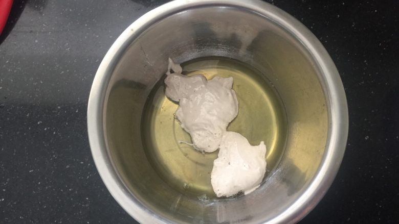 可以媲美哈根达斯的焦糖味棉花糖冰淇淋,蛋清和蛋黄分离,蛋清中加入棉花糖。
