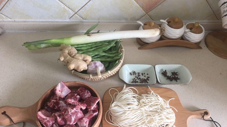 排骨豆角焖面,准备材料 最好买小西排。我昨天身体不适没去超市买。结果早上从市场买的排骨一点都不好,好多碎渣。