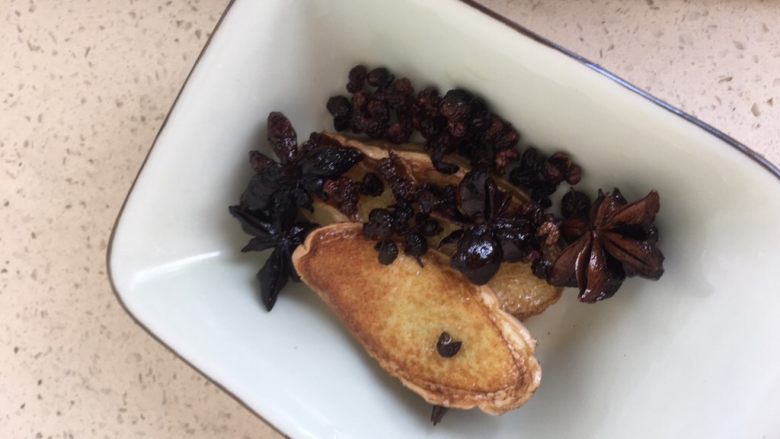 排骨豆角焖面,锅内留油,把炸透的花椒大料姜片取出倒掉(吃着影响口感)