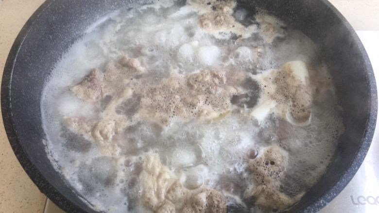 排骨豆角焖面,把排骨血水煮透后捞出来,锅内的水浮沫葱姜都不要了