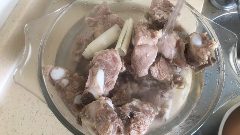 排骨豆角焖面,排骨用清水洗净浮沫跟排骨渣子