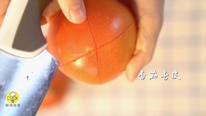 快速简单,西红柿炖牛腩,<a style='color:red;display:inline-block;' href='/shicai/ 59'>番茄</a>划十字,煮开水后丢进锅里,煮到泛起皮