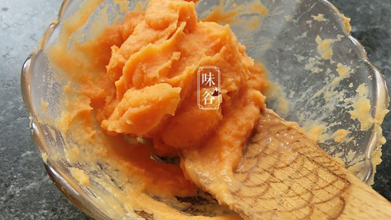 芙蓉塔,蒸好的番薯剥皮后压碎,倒入少许牛奶,压成番薯泥,再过一次筛,让番薯泥细腻一些;