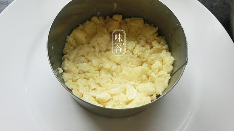 芙蓉塔,用一个磨具,先放一层鸡蛋碎,放多点然后压紧实;