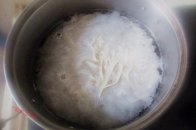 西红柿鸡蛋面,锅中放水,水开后加入面条煮熟