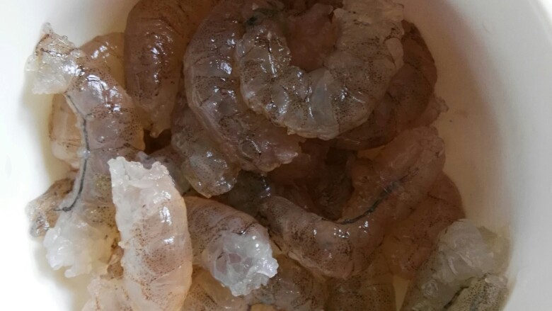 芦笋虾仁,基围虾提前去壳去肠,虾壳洗净沥干(碗外还留了十几个包馄饨)