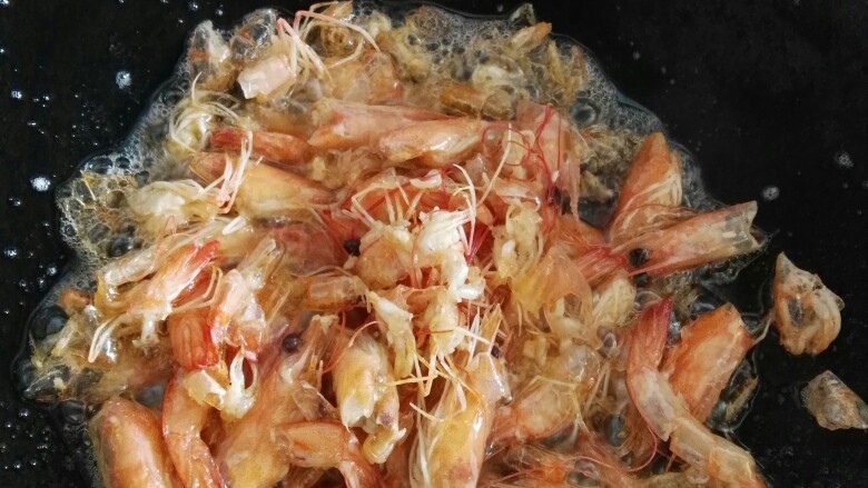 芦笋虾仁,锅里适量的油倒入虾壳小火炸虾油(炸出来的虾皮撒点盐簸一下,酥酥的好吃又补钙)