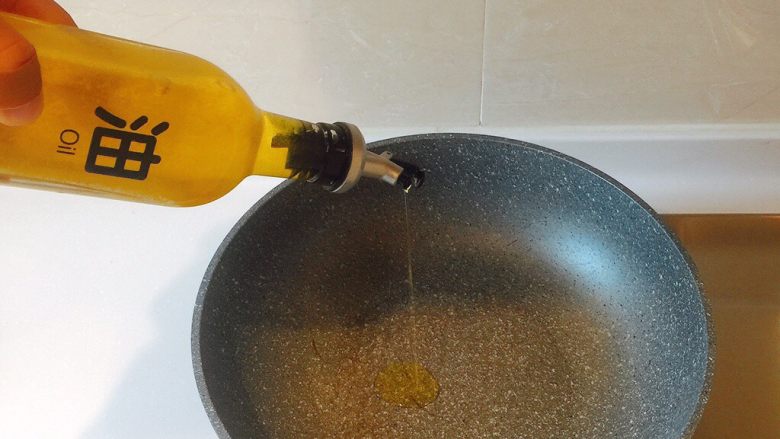 拿什么来拯救你闷骚的面——豆角焖面,锅中倒入适量油烧热;