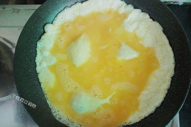 虎皮青椒炒鸡蛋,热锅,倒入食用油,倒入鸡蛋液
