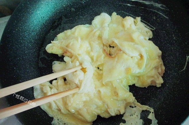 虎皮青椒炒鸡蛋,迅速用筷子划散;结块后,装盘备用