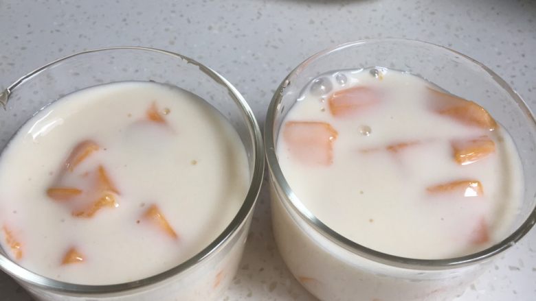芒果酸奶冻,倒入杯中,谱的量正好是二杯量