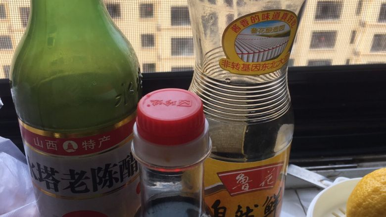 凉拌鸡爪,陈醋,酱油,少量捞汁(也可不放),柠檬汁,少量盐,正常是可以放些白糖,因为家里人不能吃糖我没放
