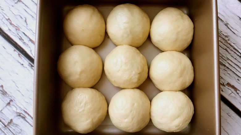 棉花糖小面包(夹馅版),依次完成所有放入模具。