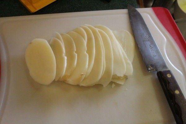 马铃薯千层方块 Potato Pavé,<a style='color:red;display:inline-block;' href='/shicai/ 4957'>鲜奶油</a>以盐和胡椒调味,调好备用。马铃薯去皮后,用刨片器或用刀切成很薄的薄片。