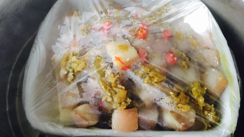 剁椒土豆蒸五花肉,继续盖上保鲜膜,蒸15分钟即可。