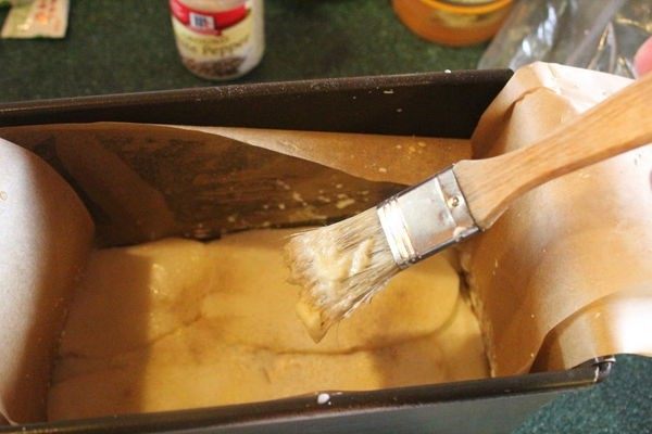 马铃薯千层方块 Potato Pavé,将马铃薯片摆入铺满烤模,每铺上2-3层,就抹上奶油或放上奶油一小片和洒一点盐和胡椒。直到铺完所有马铃薯片。边角可以将马铃薯片切直角再摆会更好