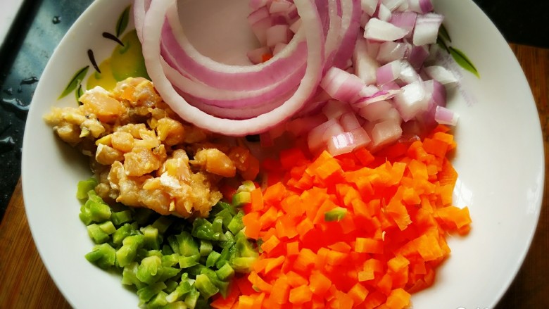 洋葱土豆饼,<a style='color:red;display:inline-block;' href='/shicai/ 29'>洋葱</a>去皮洗净一半切成圈，一半切成丁，<a style='color:red;display:inline-block;' href='/shicai/ 25'>胡萝卜</a>洗净去皮切丁，<a style='color:red;display:inline-block;' href='/shicai/ 55'>苦瓜</a>焯水后切丁，<a style='color:red;display:inline-block;' href='/shicai/ 338'>鱼肉</a>切丁后用料酒，醋，生抽，生粉，姜蒜末腌制一下去腥