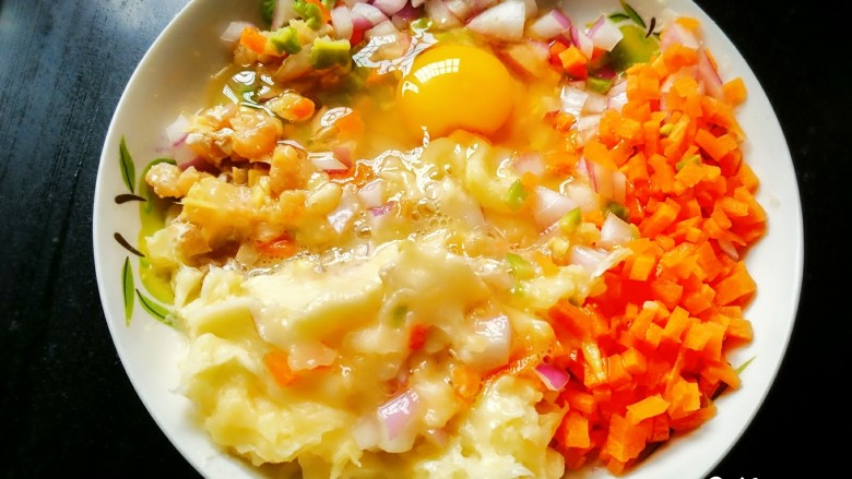 洋葱土豆饼,<a style='color:red;display:inline-block;' href='/shicai/ 23'>土豆</a>去皮洗净切丁后放入蒸锅内蒸熟后捣成<a style='color:red;display:inline-block;' href='/shicai/ 23'>土豆</a>泥，放入各种丁，打一个到两个蛋