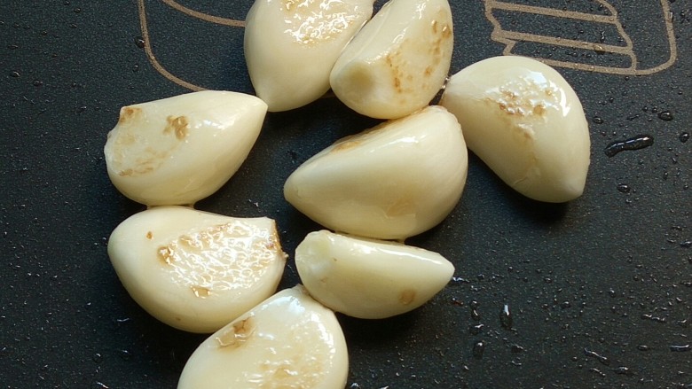 香卤鸡爪,爆香蒜瓣。