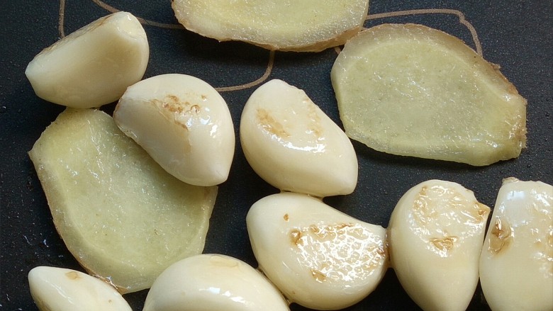 香卤鸡爪,加入姜片炒出香味。