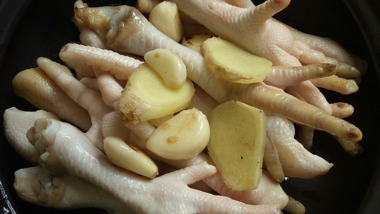 香卤鸡爪,盛出同鸡爪一起放入煲内。