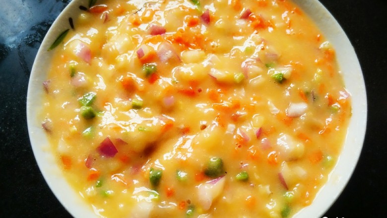 洋葱土豆饼,放入盐和胡椒粉，想吃椒盐味的可适当放入椒盐粉，搅拌均匀成糊