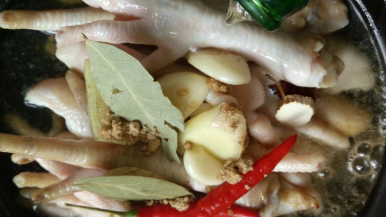 香卤鸡爪,倒入<a style='color:red;display:inline-block;' href='/shicai/ 897'>啤酒</a>,刚满过鸡爪即可。