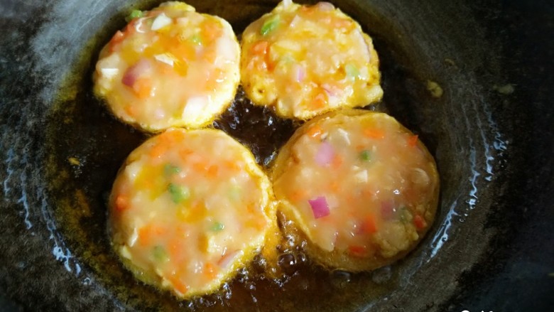 洋葱土豆饼,锅内烧油，油热后转小火，放入洋葱圈，用小勺舀一勺蔬菜土豆蛋糊放到洋葱圈里，煎至两面金黄色即可