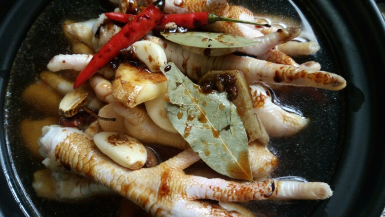 香卤鸡爪,加入<a style='color:red;display:inline-block;' href='/shicai/ 788'>生抽</a><a style='color:red;display:inline-block;' href='/shicai/ 762'>老抽</a>和<a style='color:red;display:inline-block;' href='/shicai/ 10653'>鲍鱼汁</a>。
