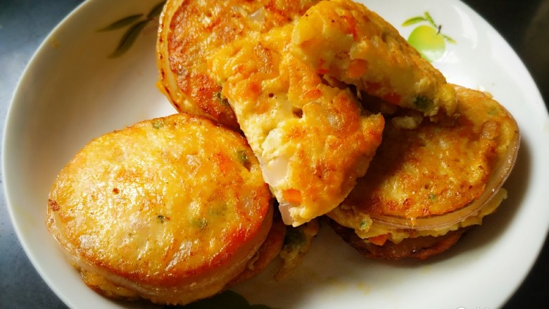 洋葱土豆饼,装盘，香喷喷的洋葱土豆饼做好了