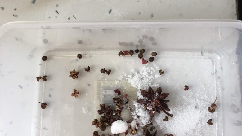 泡椒鸡爪,容器开水煮五分钟,沥干水,放花椒,大料,盐,糖