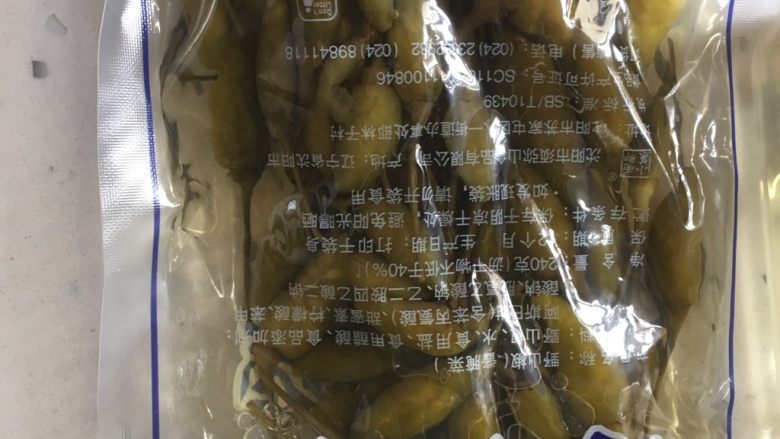 泡椒鸡爪,我是买的现成的,连泡椒带水一同倒入容器