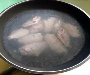 甜甜的可乐鸡翅,2.鸡翅洗净,入葱姜水中煮沸捞出,沥干水份。