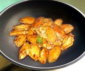 甜甜的可乐鸡翅,5.大火烧开后转小火,炖至汤汁浓稠即可。