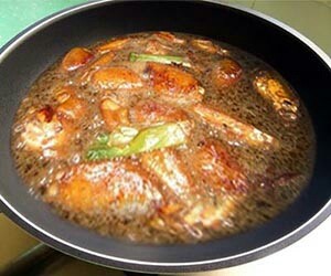 甜甜的可乐鸡翅,4.倒入可乐没过鸡翅,加入<a style='color:red;display:inline-block;' href='/shicai/ 692'>酱油</a>、葱段、姜片。