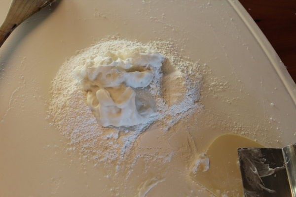 水晶饺,将煮好黏稠的粉浆和剩下的地瓜粉100g,玉米粉20g,糯米粉20g混匀