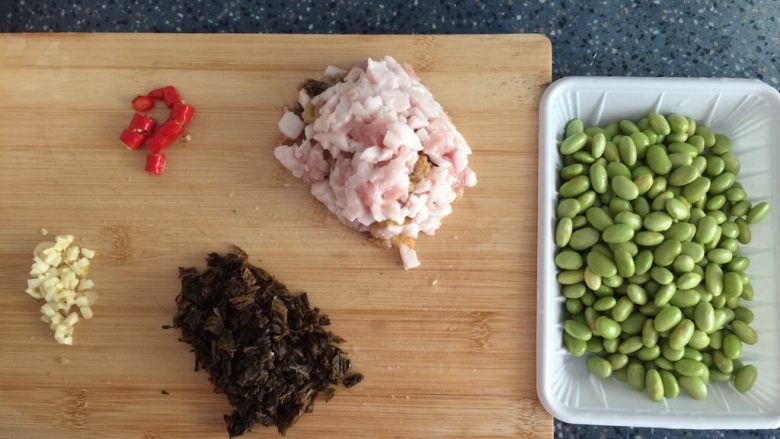 肉末雪菜炒豆子,食材处理:
1)<a style='color:red;display:inline-block;' href='/shicai/ 67'>毛豆</a>剥皮,洗干净,洗的时候把包着豆子的白膜一起洗掉。
2)肉去皮,洗干净切碎。
3)<a style='color:red;display:inline-block;' href='/shicai/ 190'>雪菜</a>洗干净切碎(这里<a style='color:red;display:inline-block;' href='/shicai/ 190'>雪菜</a>是自己做的),在超市也可以买到。
4)蒜剥皮切碎。
5)<a style='color:red;display:inline-block;' href='/shicai/ 62'>辣椒</a>洗净切段。