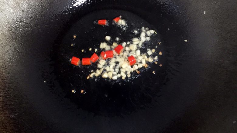 肉末雪菜炒豆子,锅里倒入适量的油,放入蒜末和辣椒爆香