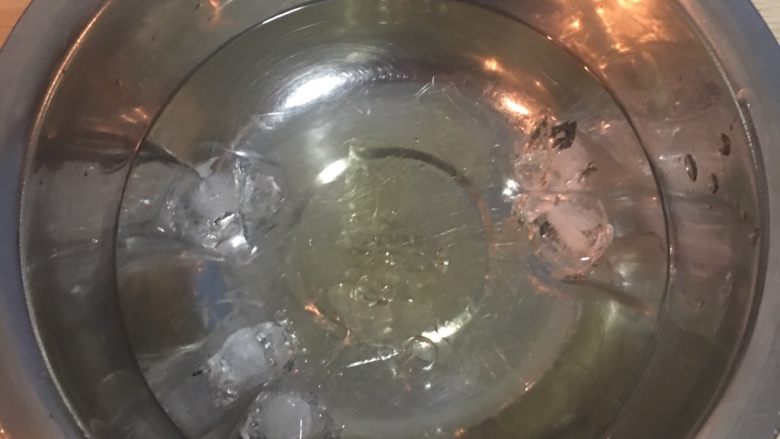 雙色芒果奶酪,吉利丁片分用2個碗各3.5片,剪開後用冰水泡軟(可飲用的水)。