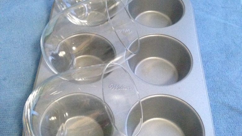 雙色芒果奶酪,杯子用小碗或任何器具使其傾斜,倒入鮮奶奶酪液到杯口邊緣。放入冷藏約2-3小時待其凝結即可。