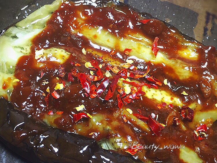 比烧烤店更好吃的—秘制烤茄子,撒少许干辣椒碎,表面撒少许细盐