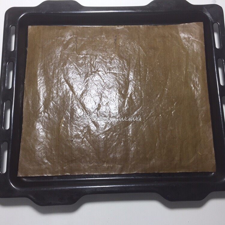 自制快手面包糠,烤盘准备好,铺上一层油布