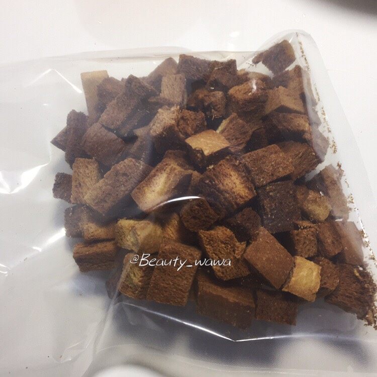 自制快手面包糠,待吐司块颜色变金黄,口感酥脆后取出