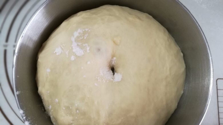 香肠面包,4.发酵好的面团用手指头沾面粉戳进去,不回缩,不反弹就行了
